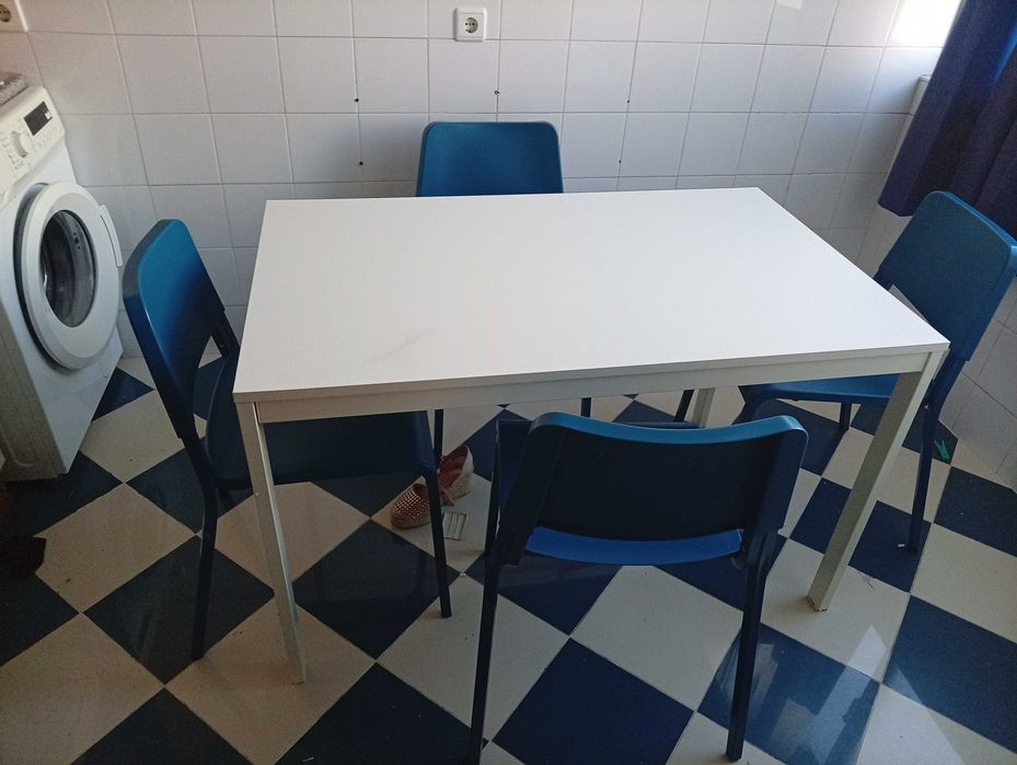 Mesa e cadeiras à venda
