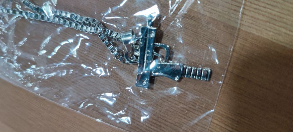 Conjunto Colares Uzi Dourado e Prateado novos