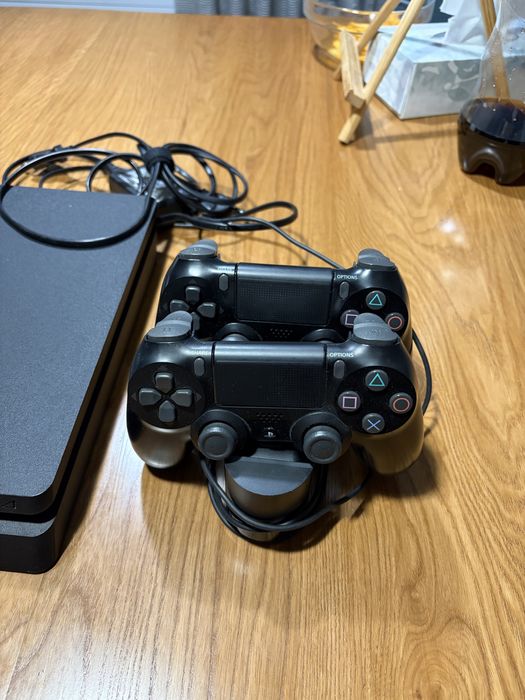 ps4 slim 1tb + 2 controllers