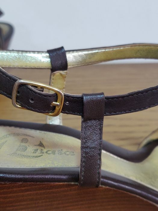 Sandálias em pele castanha