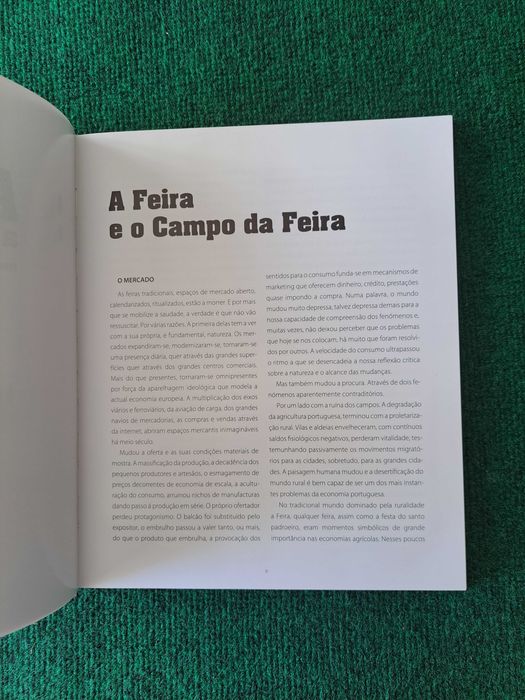 A Feira a preto e branco - Fotografia Diniz Ferreira Texto José Niza