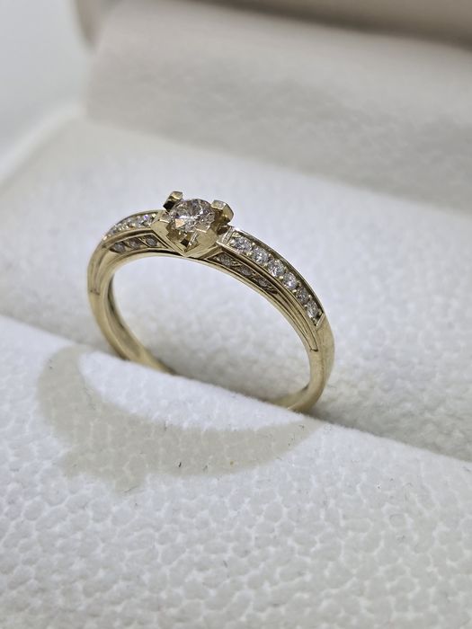 Золота каблучка з діамантами
