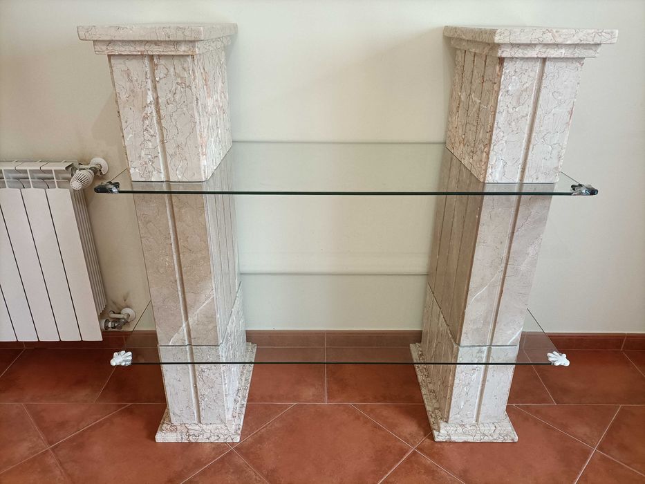 Estante em mármore e vidro