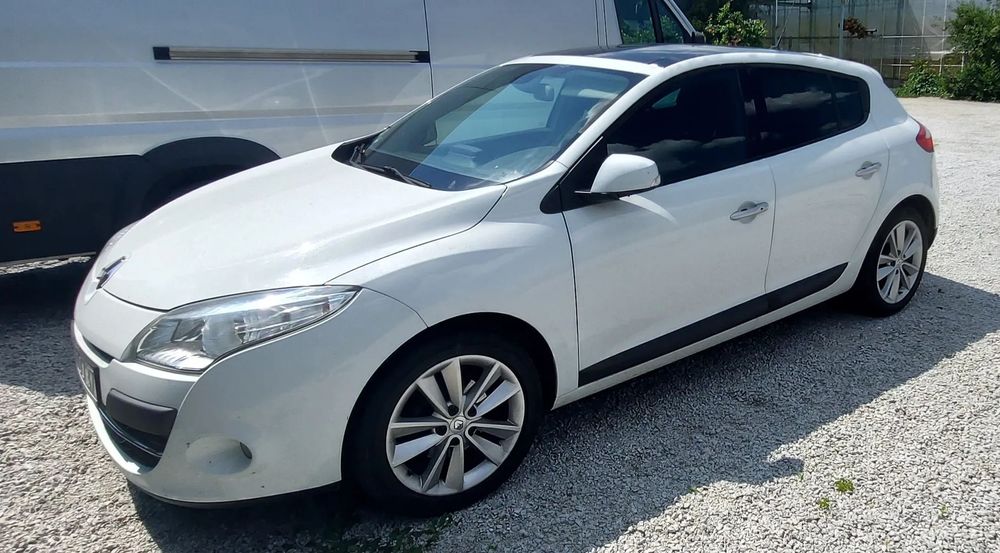 Renault Megane Uszkodzony silnik Auto do odebrania na lawecie.