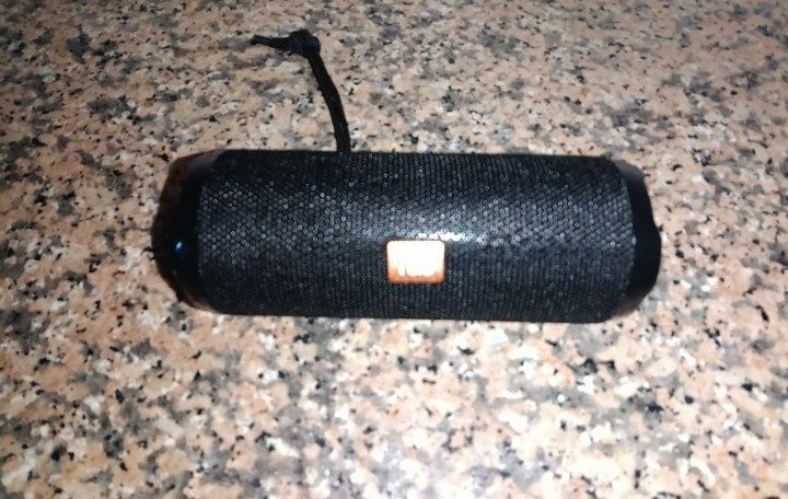 Coluna de som Bluetooth com rádio FM, SD card e USB. Nova