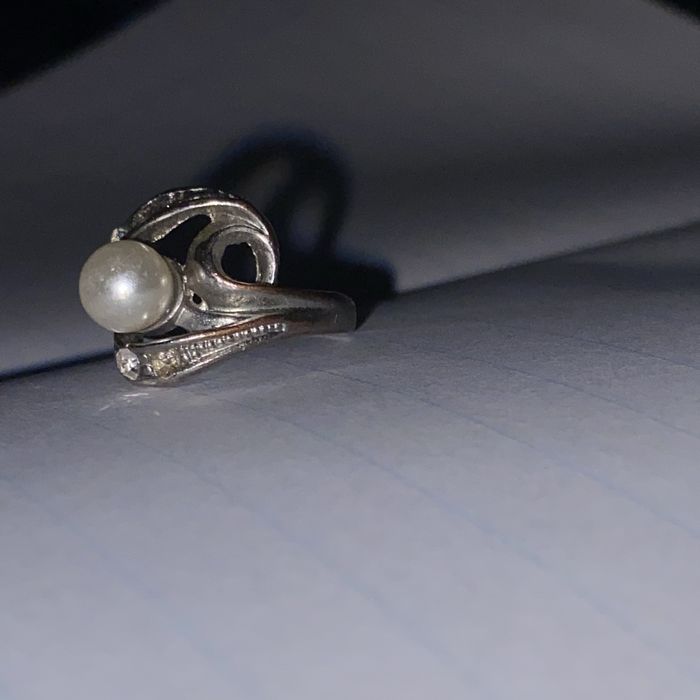 Stary pierscien z perela i cekinkami