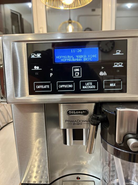 автоматична кавоварка De'Longhi PrimaDonna Avant (модель ESAM 6700).