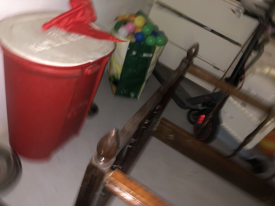 Cama bebe em madeira com estrado
