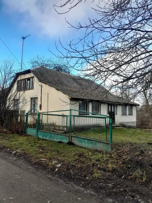 Продається будинок неподалік від міста Хмельницький.