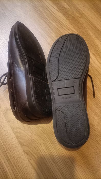 Sapatos tipo vela castanhos unissexo
Tamanho 39
Usados mas em ótimo es