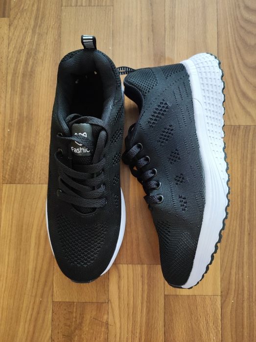 Продам новые черные тканевые кроссовки