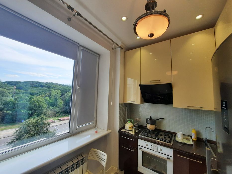 Здам в оренду трьохкімнатну Голосіївськтй,106.Меблі,техніка