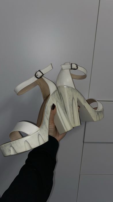 Босоніжки білі Sharman 39розмір