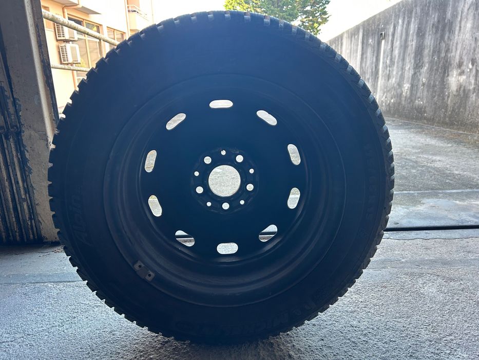 Jantes 15 com pneus  Michelin novos 175/65. Conjunto de 4 c/ Tampões.