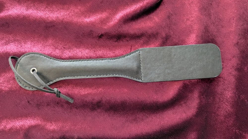 Черная кожанная плётка красное сердце хлопушка для дрессировки