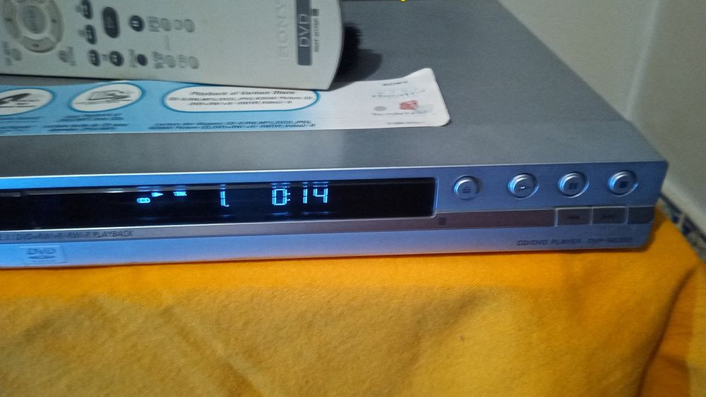 Leitor de Cd's e DVD's Sony com comando