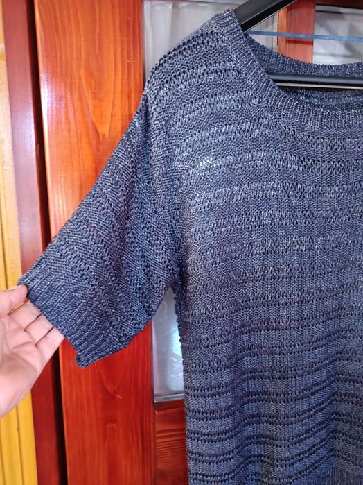 Połyskujący granatowy ażurowy sweterek