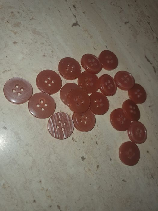 Połyskujące duże guziki vintage