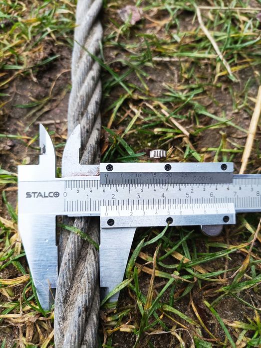 Długa zarobiona lina stalowa.