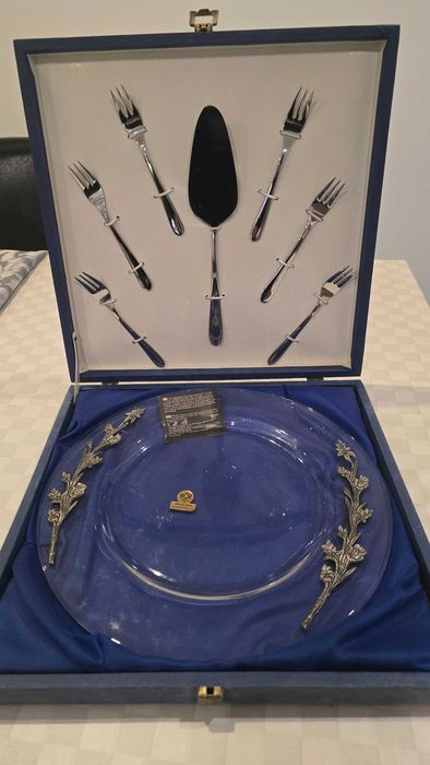 Salva e copos em estanho