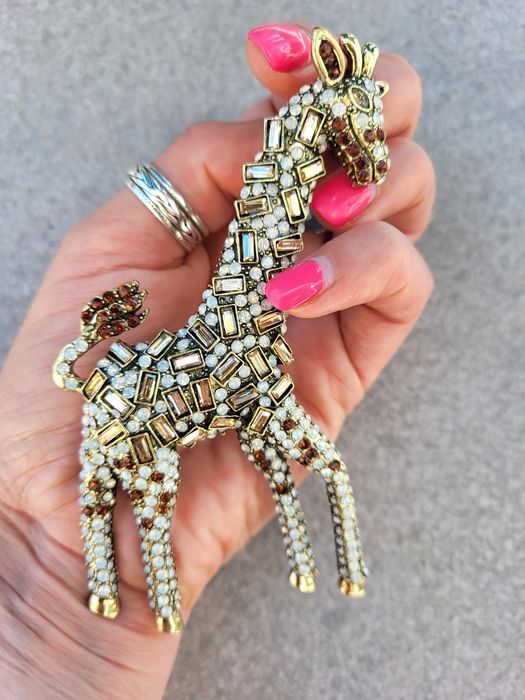 Duża broszka żyrafa