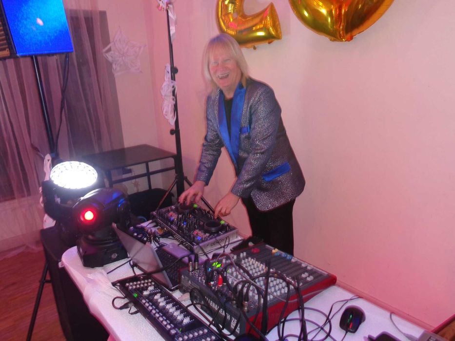 dj prezenter oraz muzyk grający i śpiewający - jedna osoba