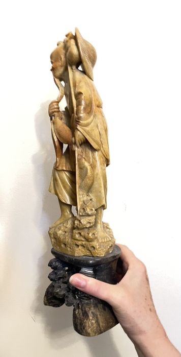 Escultura 40cm altura, pedra sabao e seu pedestal trabalhado Peça Rara