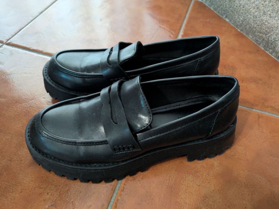 Sapatos mocassins pretos da Stradivarius 39