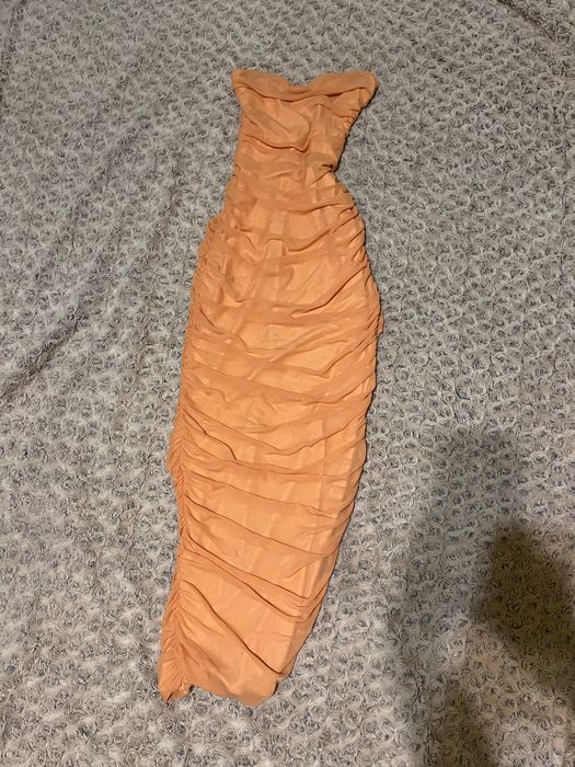 Гарна сукня із драпіруванням