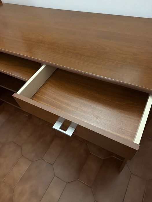 Secretária em otimo estado. A levantar pelo comprador.