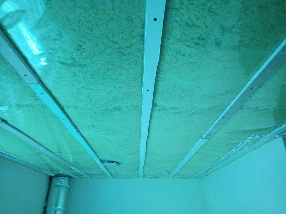 nadmuch izolacji (wełna, celuloza). Ocieplenia sufitów i poddaszy