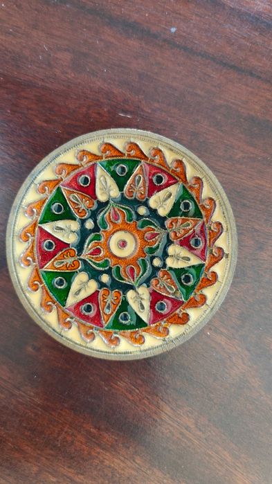 Conjunto de bases decorativas em metal esmaltado – estilo mandala