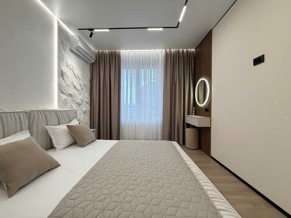 Стильна трикімнатна біля міського озера