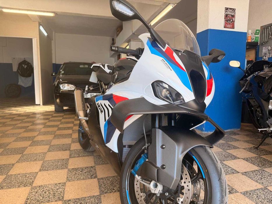 BMW M1000Rr imaculada