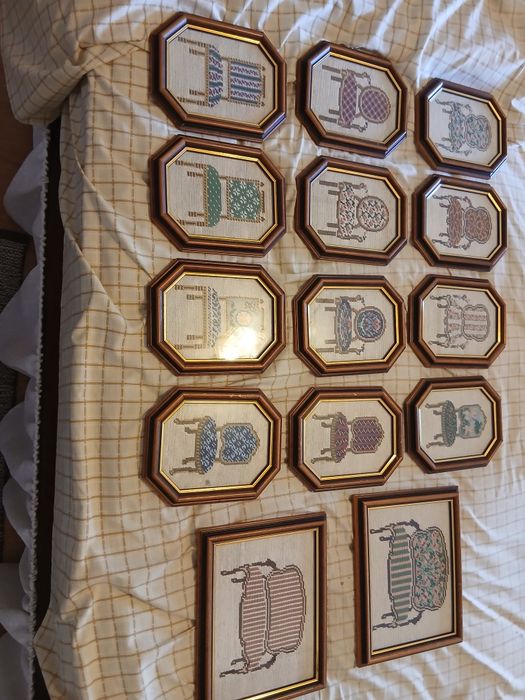 Colecção de molduras com duas de 0,26 x 0,2 0 e doze de 0.15 x 0,20.