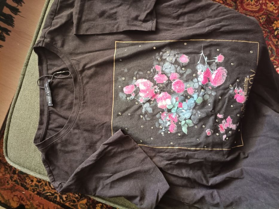 T-shirt z motywem kwiatów i cyrkoniami r. M  Mohito / wysyłka inpost