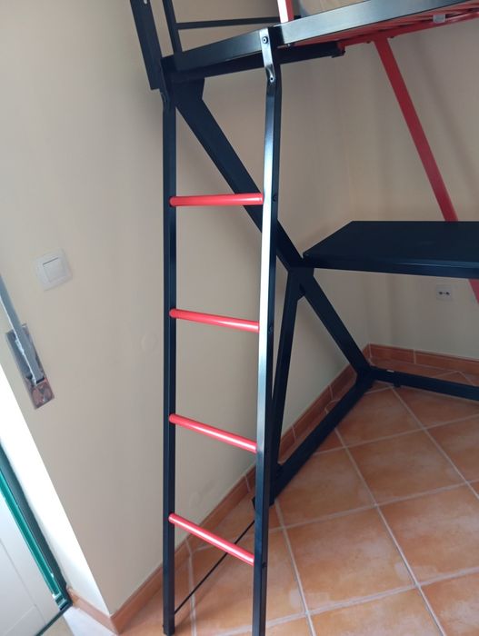 Cama alta metálica com secretária – Excelente estado