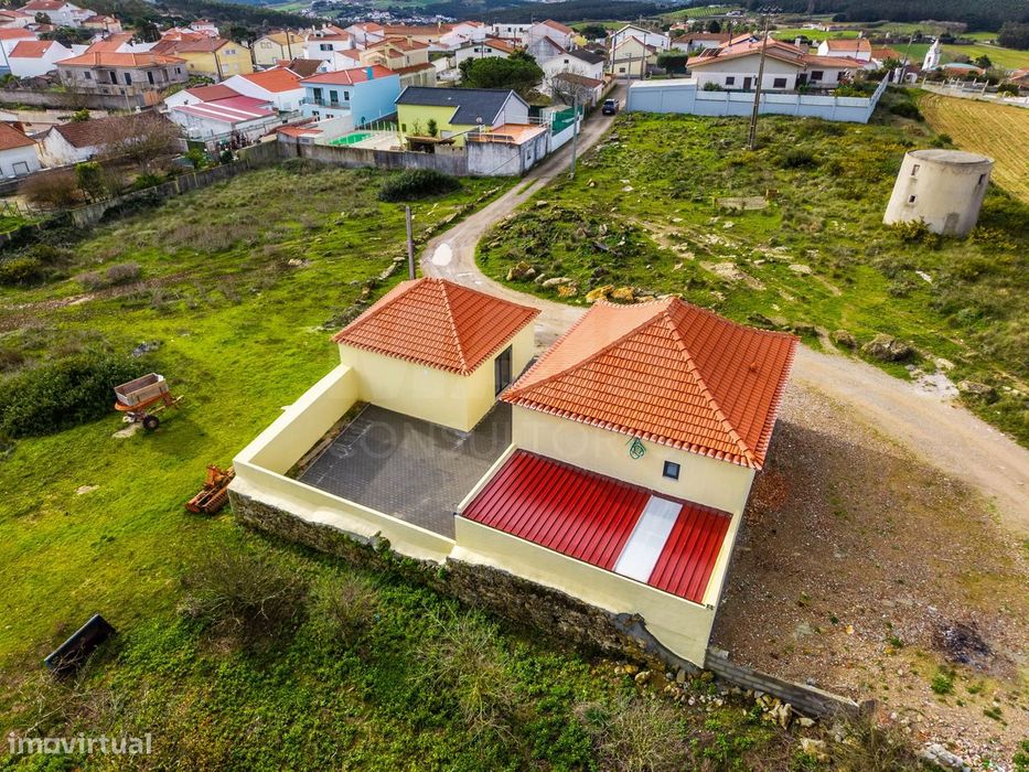 Moradia T3 Renovada C/ Logradouro e Anexos, São Bartolomeu, Lourinhã