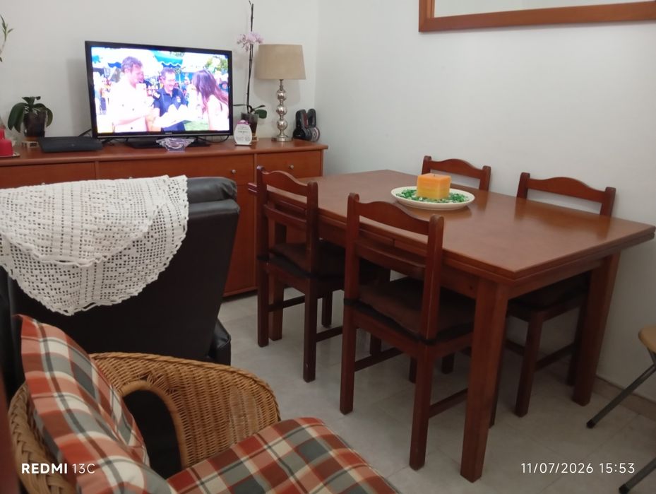 Mesa de jantar, 4 cadeiras e aparador