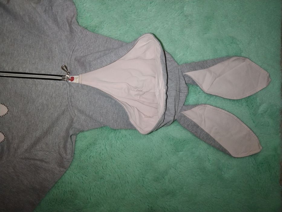 Bluza/narzutka z kapturem rozmiar 134