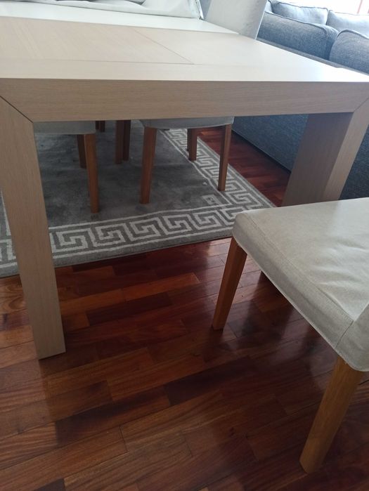 Mesa de Jantar de Madeira EXTENSÍVEL + 8 Cadeiras Usado Bom estado!