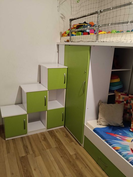 Łóżko piętrowe z szafką