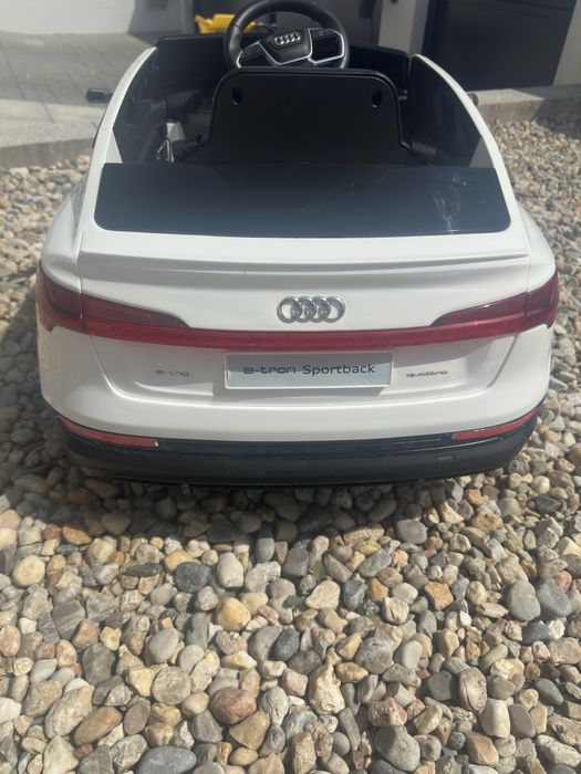 Audi e-tron criança