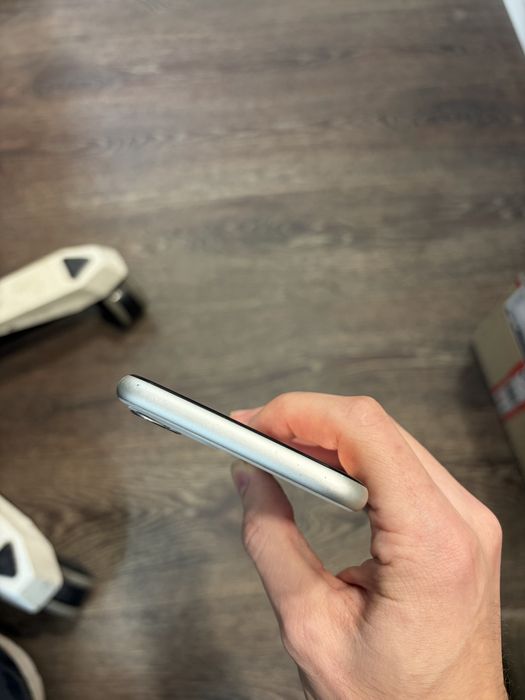 iPhone 11 64 White Sim Locked