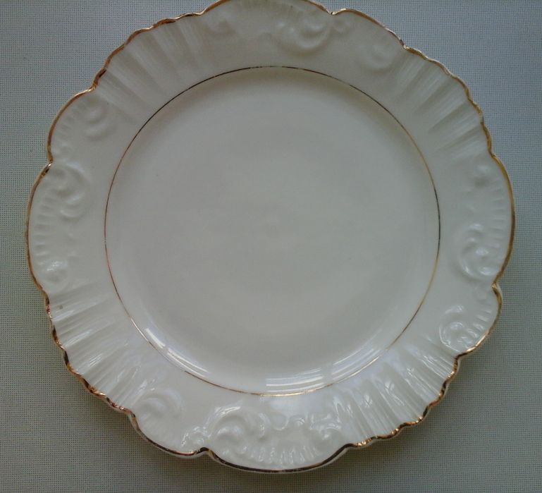 Prato branco com dourado Vista Alegre (1881 ~ 1921)