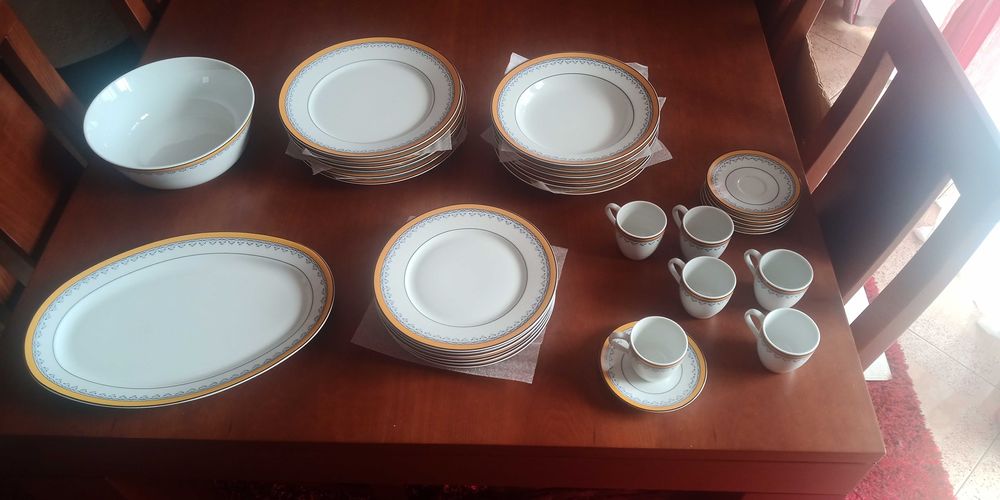 Conjunto de serviços de porcelana e cristal + extras 12 e 6 pessoas