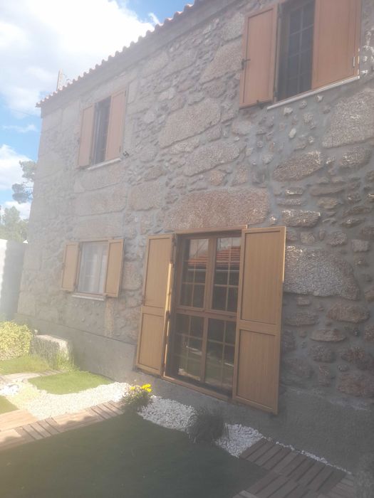 Vende se Quinta com moradia e jardim
