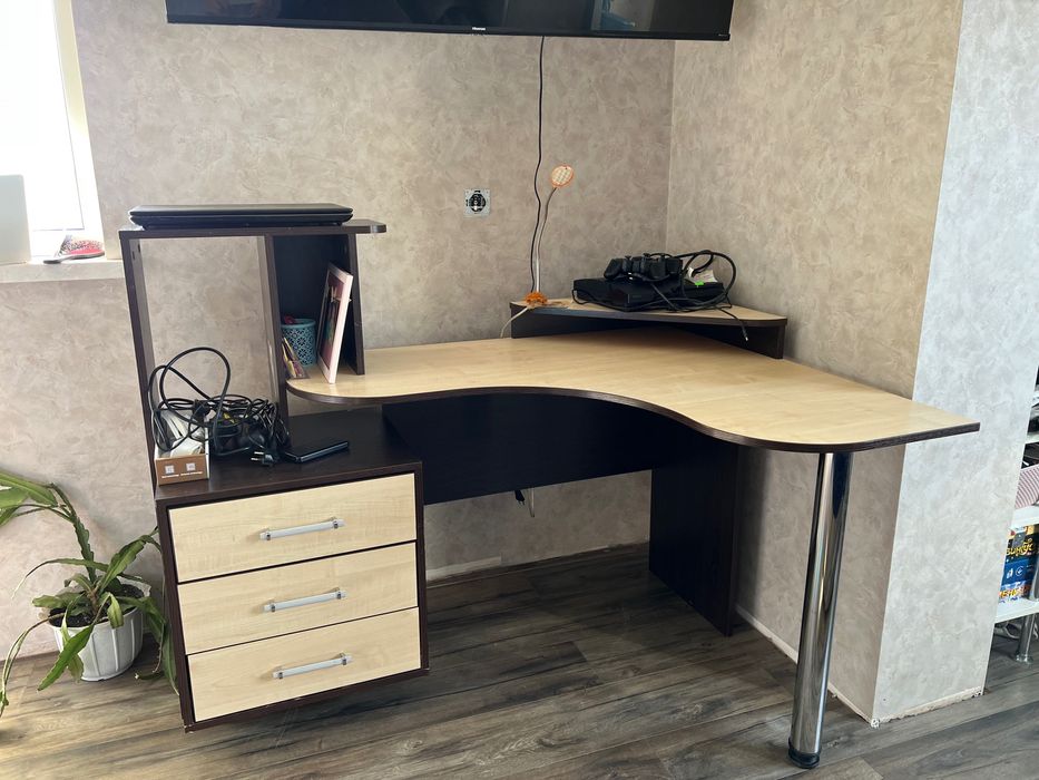 Письмовий кутовий стіл