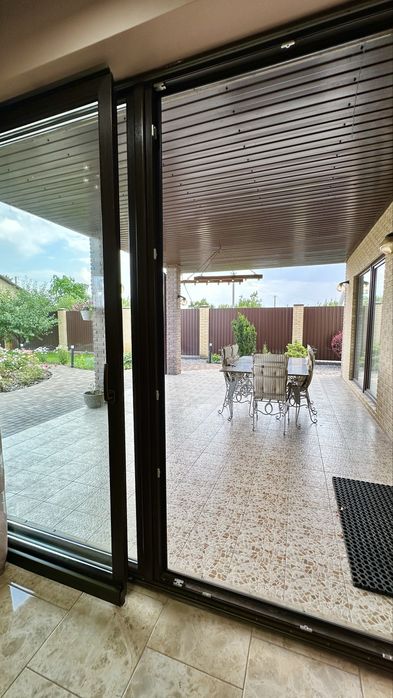 Продам добротный 2-х эт. дом 285 м2 в Обуховке, озеро Попасное, лес