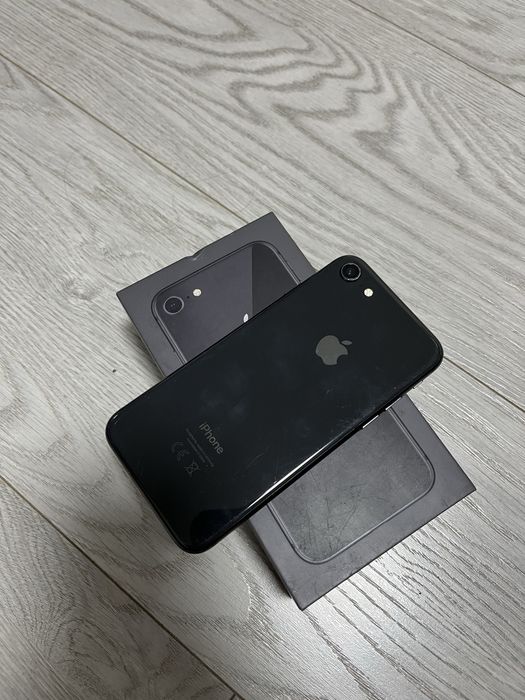 Айфон 8/64 в идеальном состоянии.